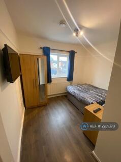 Room3 *Avail 01 May*Double Room&amp;Parking-£650/Month
