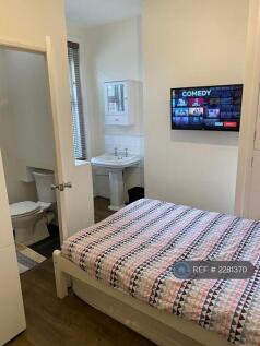 Room 4 *Now Taken*Ensuite &amp; Parking-£685