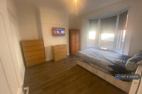Room 1 *Now Taken*Large Double &amp; Parking-£699