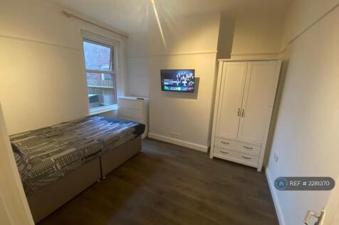 Room 2-*Now Taken*-Spacious Double&amp;Parking-£699/Mo