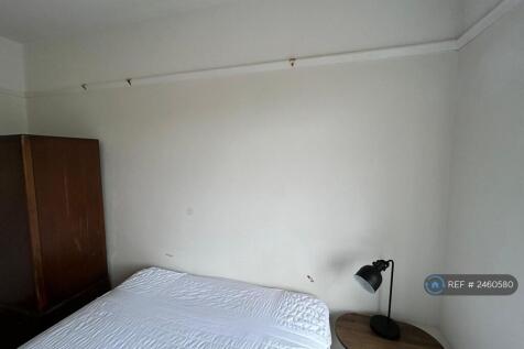Lodger&#39;s Room Double Bed Option For Desk