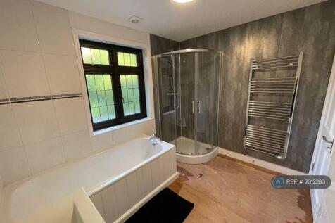 Shared Bathroom - Beds 4, 5 &amp; 6