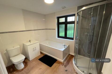 Shared Bathroom - Beds 4, 5 &amp; 6