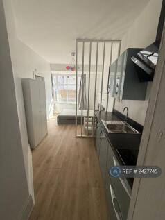 Room 2 - Downstairs Ensuite With Kitchenette