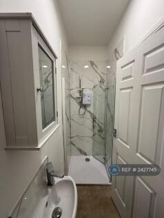 Room 5 - Upstairs Ensuite 
