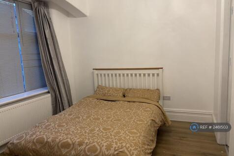 Room 1 - Ensuite Downstairs