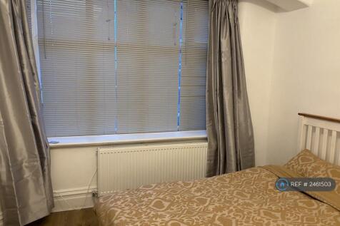 Room 1 - Ensuite Downstairs
