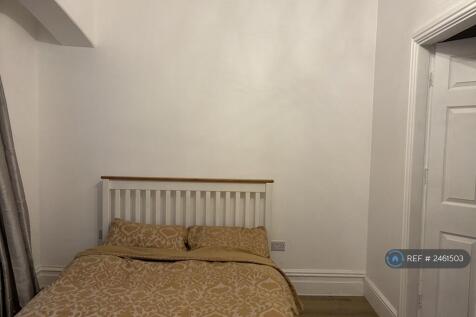 Room 1 - Ensuite Downstairs
