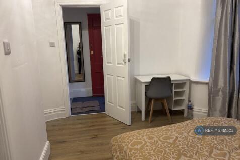 Room 1 - Ensuite Downstairs
