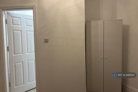 Room 1 - Ensuite Downstairs