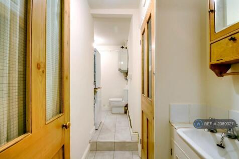 Wc &amp; Hand Basin w/Machine t/Drier