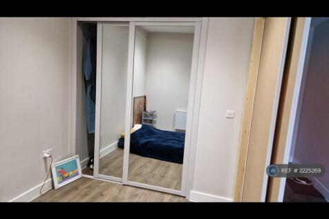 Bedroom And Double Mirrored Wardrobe