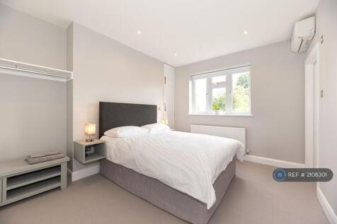 Master Bedroom (En Suite)