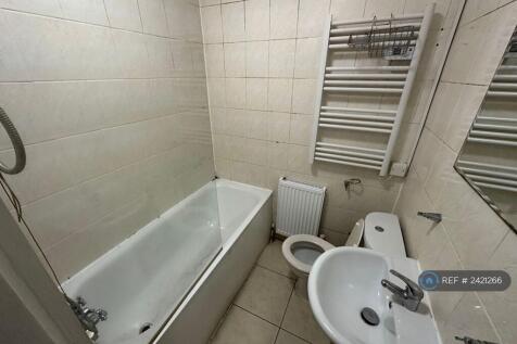 Main Shared Bathroom