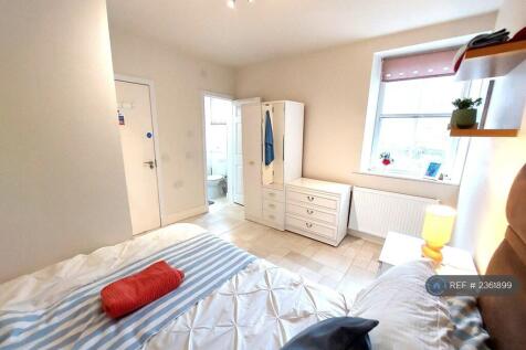Room 2 - Es Double - £650/Mo