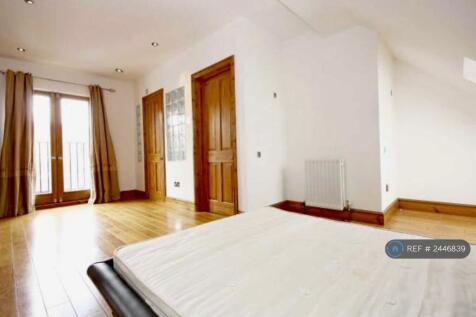 Large Double Bedroom With En-Suite Shower Room