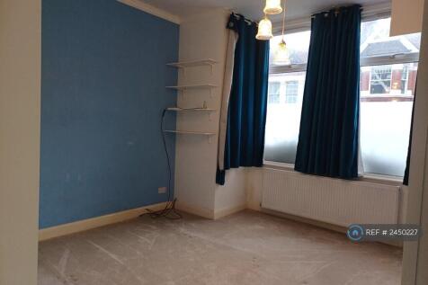 Large Bright Double, Inbuilt Cupboard And Ensuite 