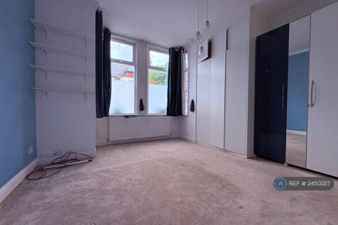 Large Double Bedroom, Built In Storage &amp; En-Suite