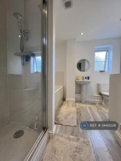 Bathroom (2nd Floor)