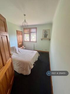 Large Double Bedroom Built In Wadrobe 