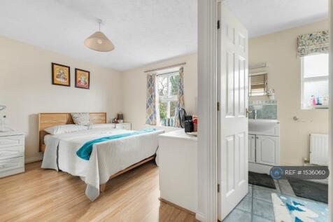 Bedroom 2(Ensuite)