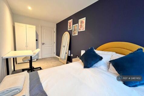 En-Suite Bedroom, Double Bed -Added Desk For Work