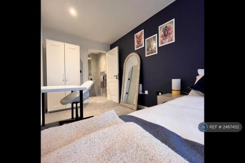 En-Suite Bedroom, Double Bed -Added Desk For Work