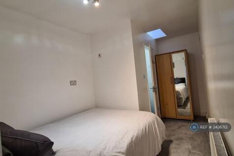Bedroom With Wardrobe, Carpeted &amp; Cosy