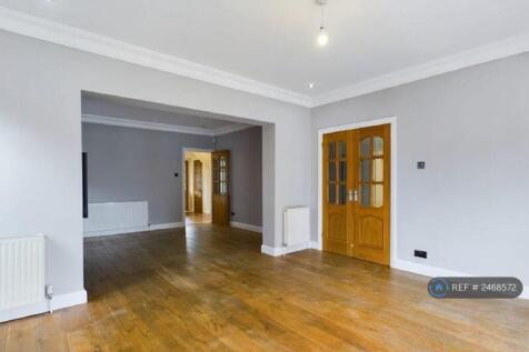 Large, Spacious Through Lounge &amp; Smart 55&#34; Tv