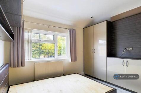 Master Bedroom,Fitted Wardrobes &amp; Ac Unit King-Bed