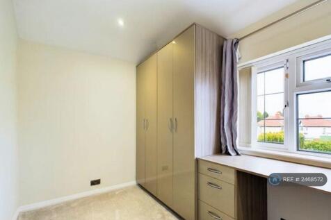 Large, Spacious Single Room With Fitted Wardrobes.