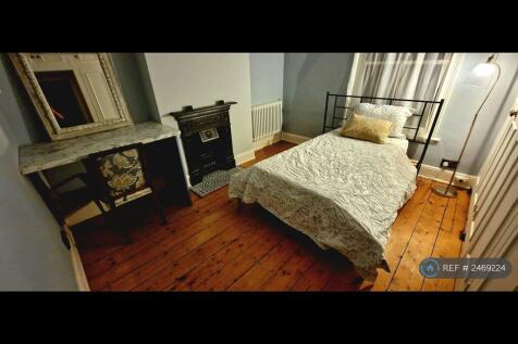 Double Bedroom (3 Wardrobes)