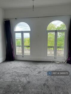 Master Bedroom (4.3m x 3.7m)