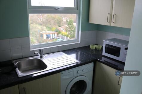 Fully Fitted Kitchen (With Small Breakfast Bar)