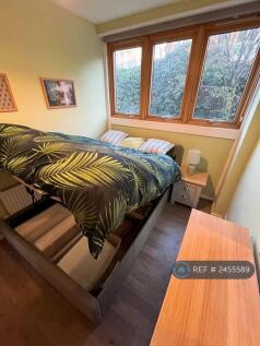 Green Room (Bed Open)