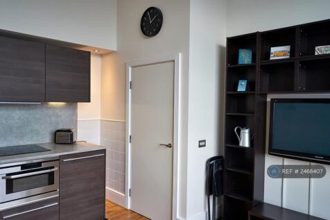 Living Room &amp; Pod Kitchen