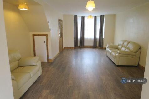 Massive Through Lounge To Bay