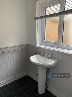 Downstairs Bathroom/Toilet
