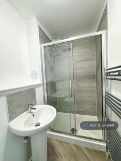 Master Ensuite 2