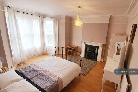 Large Double Bedroom With Bay