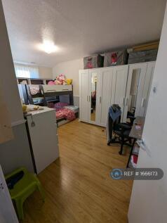 Double Bedroom - Rear