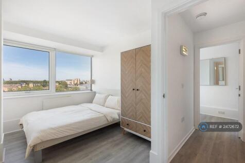 Bedroom 1 &#34;Bright Sky&#34; With 2 Wardrobes 