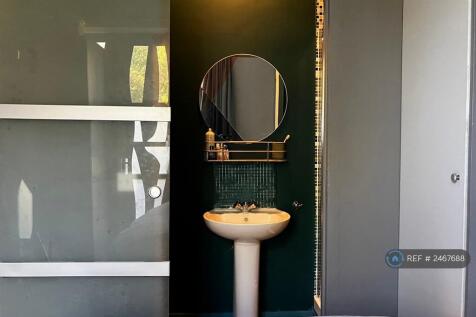 Bed &amp; Ensuite Shower-Room