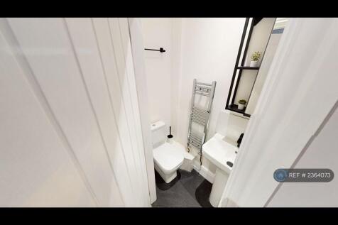 Room 1 En- Suite Toilet And Bath