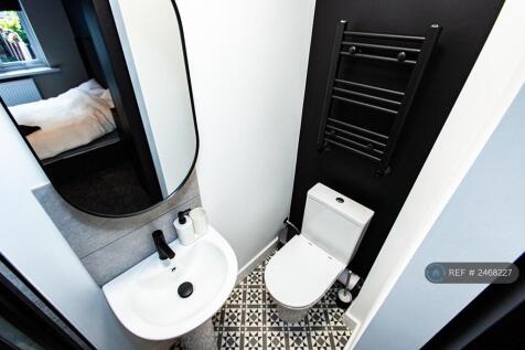 Ensuite Bathroom 1