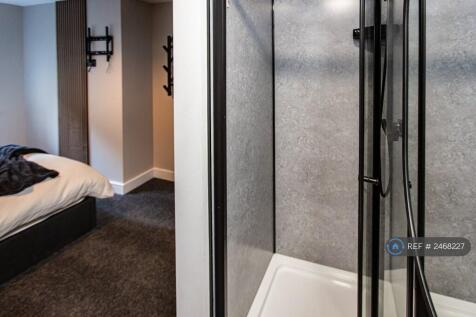 Ensuite Bathroom 1