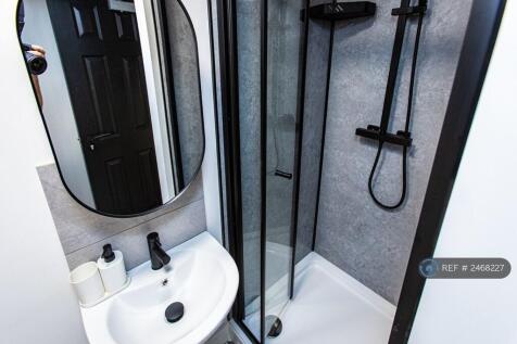 Ensuite Bathroom 2