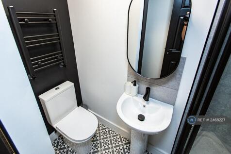 Ensuite Bathroom 2