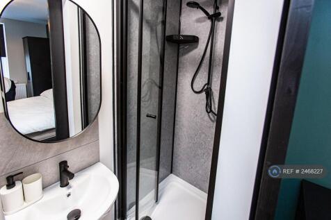 Ensuite Bathroom 4