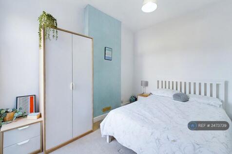 Upstairs Middle Bedroom